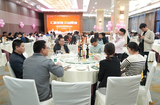 太阳成tyc光电举行年末晚会